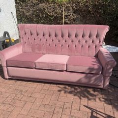 Beautiful Vintage-Style Chesterfield sofa