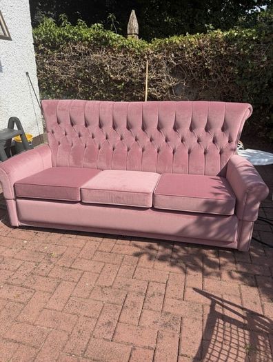 Beautiful Vintage-Style Chesterfield sofa