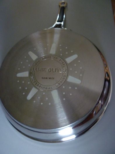 JAMIE OLIVER FRYING PAN BY TEFAL. Large Deep Frying or Omelette Pan.  Professional Series. WITH Jamie Oliver 4 piece steak cutlery set. Very Good Condition.