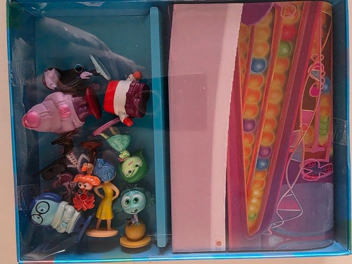 Inside out2 book + 10 figurines