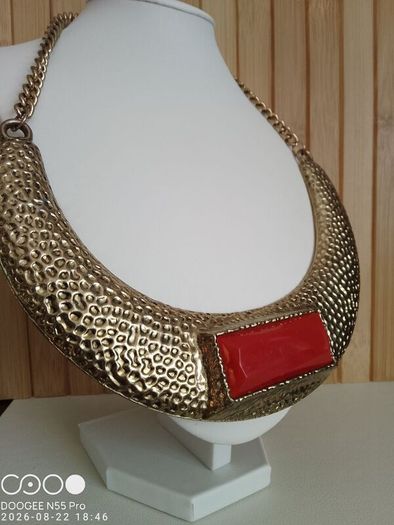 Chunky Hammered Gold Tone Collar Necklace  Red Cabochon