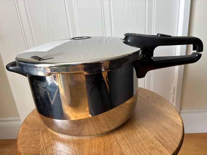 Fissler Vitaquick stainless steel pressure cooker New