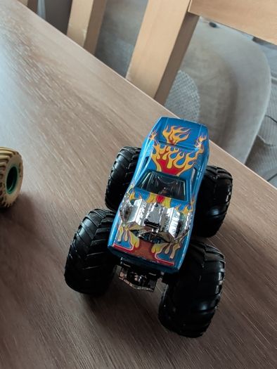 Hot wheels Monster mover with 10 Monster trucks