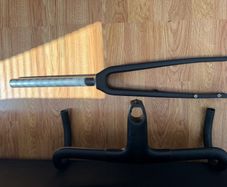 Carbon integrated bars and forks off canyon endurace