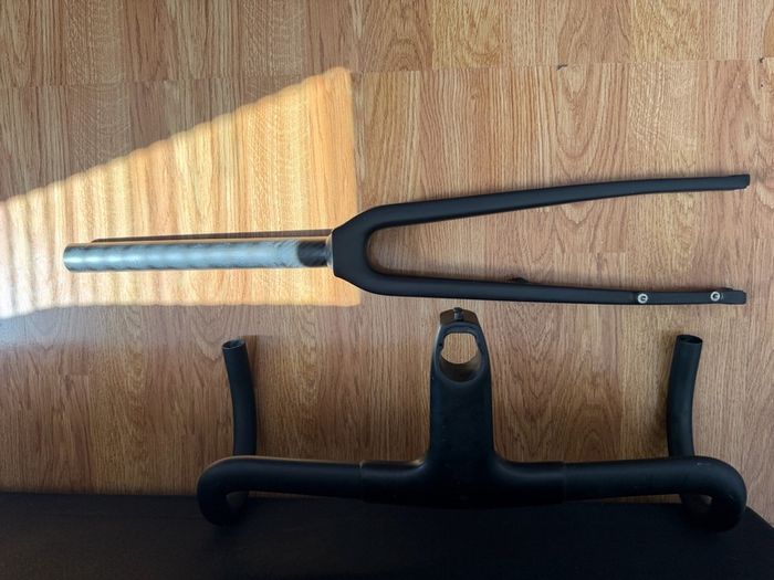 Carbon integrated bars and forks off canyon endurace