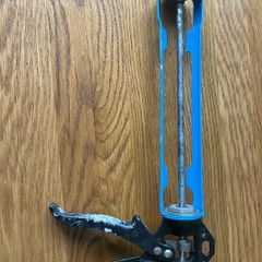 Caulking gun