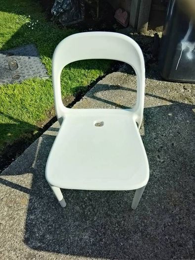 garden table and chairs