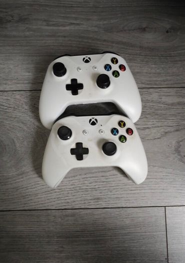 Xbox One S 500GB Bundle  : 2 Controllers + HyperX Headset + Shadow of the Tomb Raider