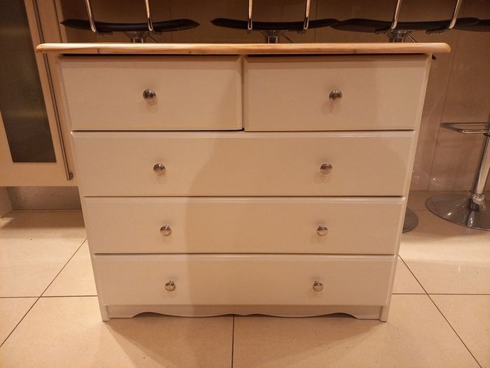 chest of drawers