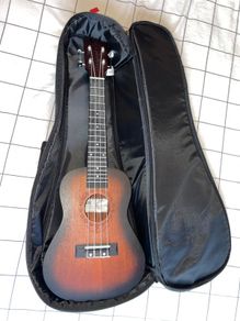 Ukelele Tiare Tanglewood with case like new