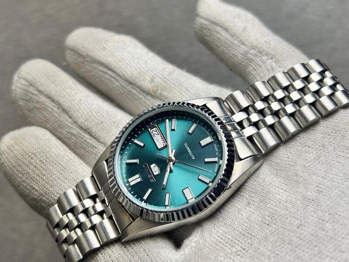 Vintage Seiko 5 Automatic Mens Watch Day/Date Arabic Dial Ultra rare