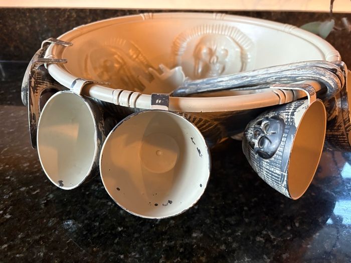 Halloween punch bowl with ladle and 6 cups