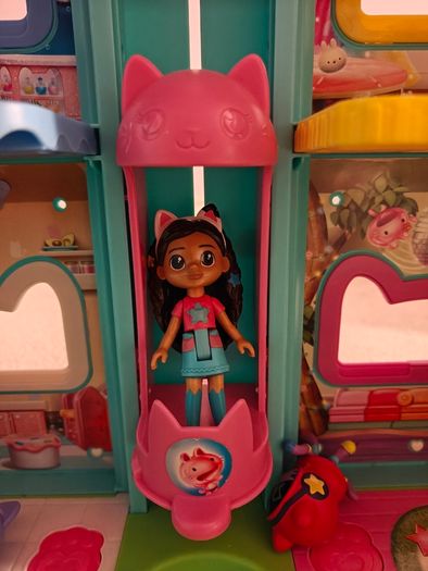 Gabby's Dollhouse Deluxe Playset, with figures