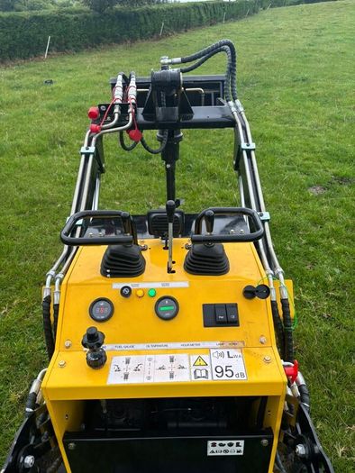 Mini skid steer loader