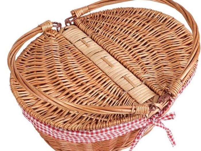 Oval Country Style Wicker Picnic Basket with Folding Handles & Liners for Picnics, Parties and BBQs - 40cm L x 30cm W x 20cm H (FREE POSTAGE)