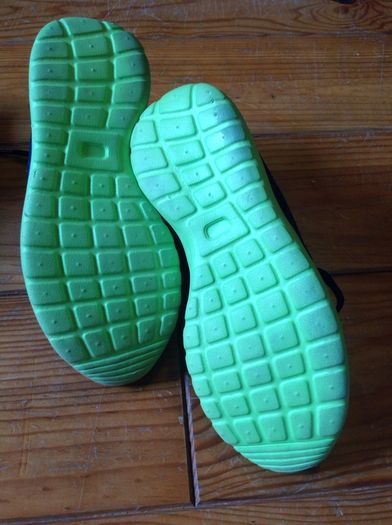 BNWOT Lightweight Navy Shoes Size 1 (33)
