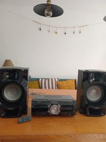 HI-FI CD Player and AM/FM stereo radio