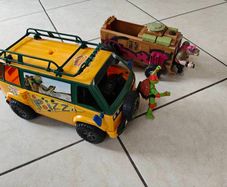 Teenage Mutant Ninja Turtles Vans x2 and figures x2