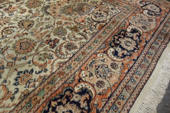 P.ersian Tabriz Rug 3.1 X 2.43m (TZ)