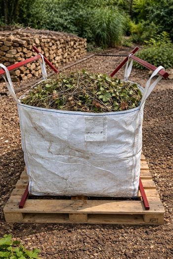 Bulk bag holding frame