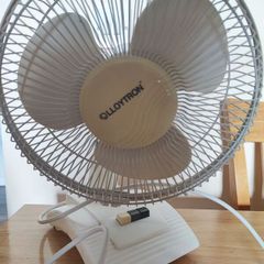 Lloytron 3 speed desk fan, height of 46cm