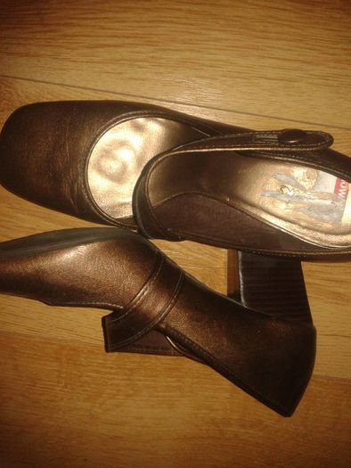 Clarks Mary Janes Size 6