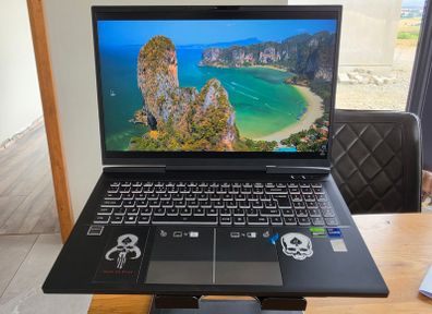 Gaming Laptop: Pc Specialist Recoil Series 17" Qhd+ 240hz sRGB , RTX 4080, 32 Gb Ddr5 Ram, 4tb Samsung 990 Pro M.2.