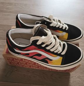 Vans women sneakers/brand new with box