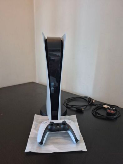 Playstation 5 Digital Edition + brand new controller
