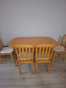 Extendable dining table