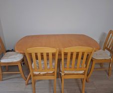 Extendable dining table