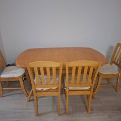 Extendable dining table