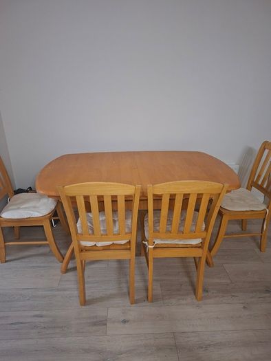 Extendable dining table