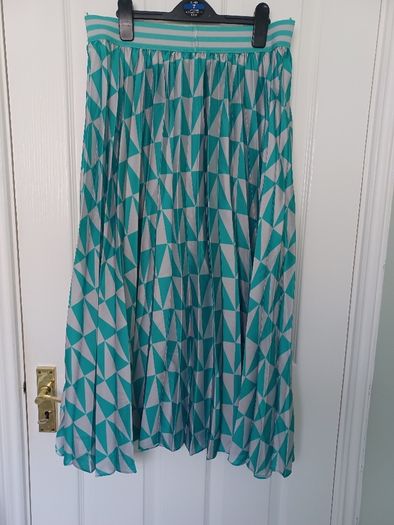 Ladies Gallery Geo Print Skirt Size Medium