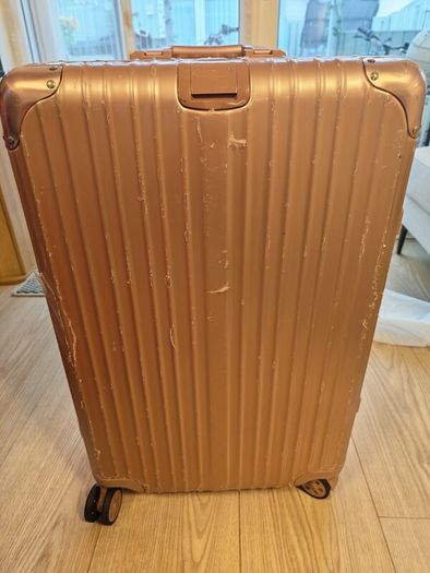 Rose gold aluminium-frame hard-shell suitcases (Rimowa style)