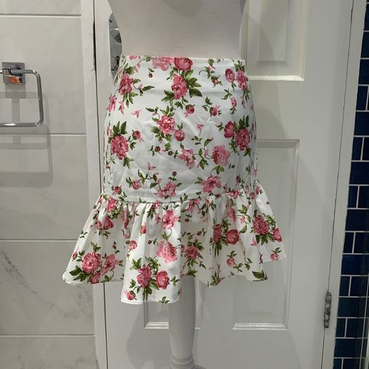 Rare London floral skirt. Size 10. BNWT