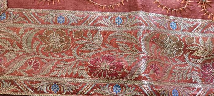 Decorating Table Runner Ikras