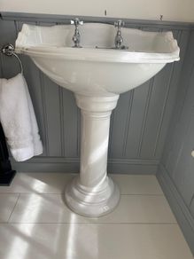 Elegant Traditional Pedestal Sink With Quality Chrome Taps