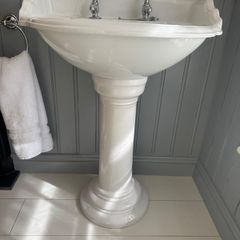 Elegant Traditional Pedestal Sink With Quality Chrome Taps