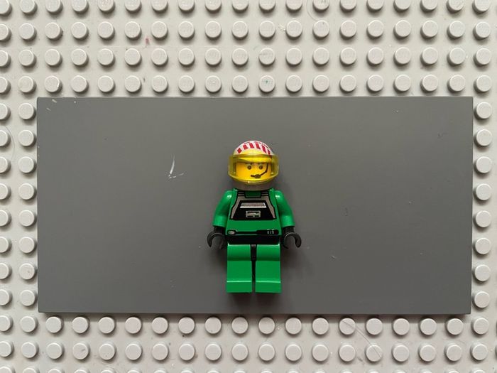 lego Star Wars sw0031 Rebel Pilot A-wing minifigure - Light Nougat Head, Trans-Yellow Visor, Green Jumpsuit