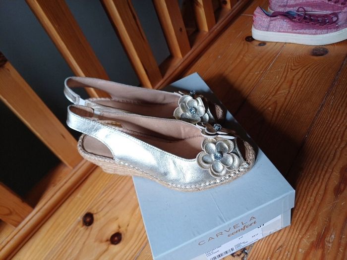 BNIB CARVELA size 5 Gold Wedge Sandals