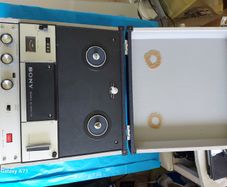 SONY TAPECORDER Model TC-105, in beautiful case and in excellent condition,. Vintage 1974