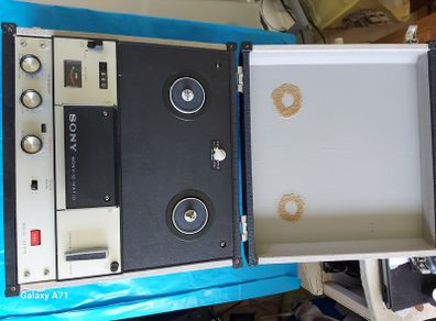 SONY TAPECORDER Model TC-105, in beautiful case and in excellent condition,. Vintage 1974