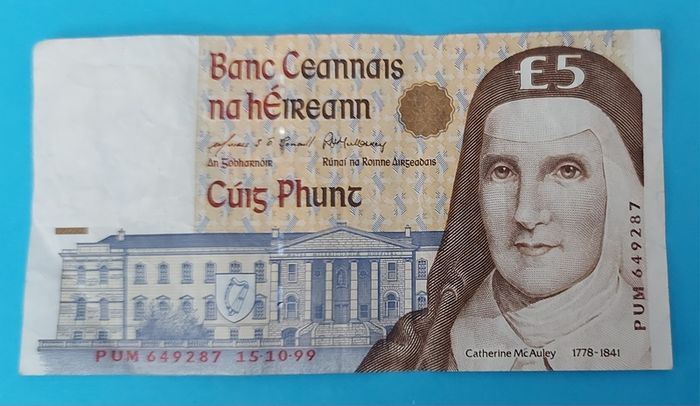Irish 3 X 1999  Five Pound banknots in Fine  condition