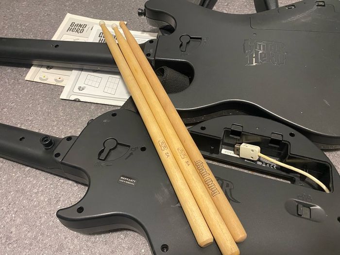 READ Wii Band Hero Guitar Nintendo