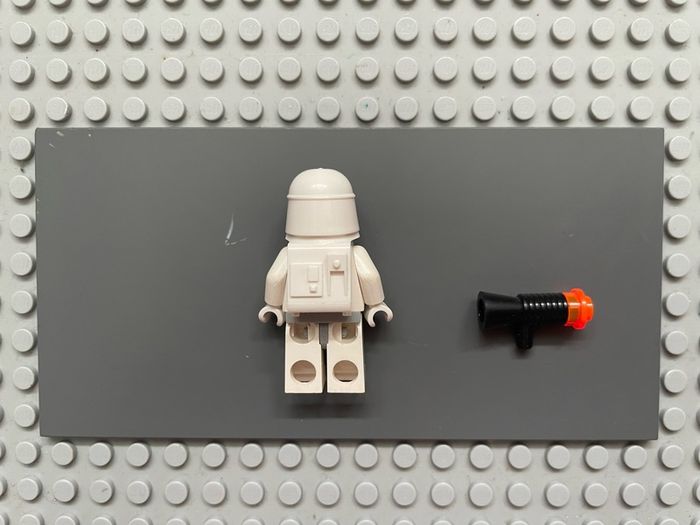 lego Star Wars sw0101 Snowtrooper minifigure, Light Gray Hips, White Hands
