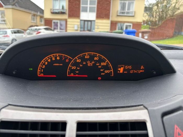 Toyota Yaris 2010 - Red