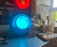 Train lighting red and green like traffic lights without the amber.