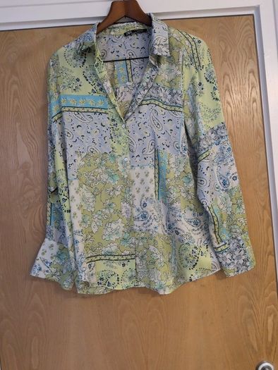 Small Bundle Blouses X 4 & 2 Dresses. S. 18.  Available for 2 weeks..