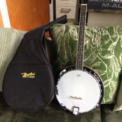 Adam black banjo - like new - comes with gig bag